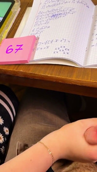 女大学生67岁六七 - 在数学期间在桌子底下戏弄他。在腕表上射精