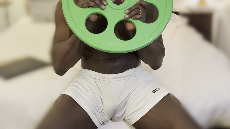 MrMagicDevil: Beyaz kutu şortlu komandomla evde egzersiz yapıyorum elbette