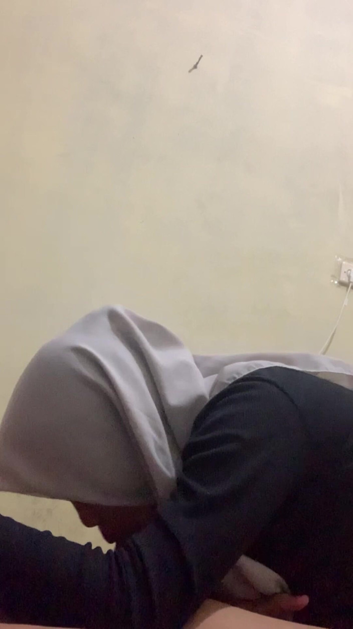 Indo Girl: Hyper Hijab Wants to Be on Top