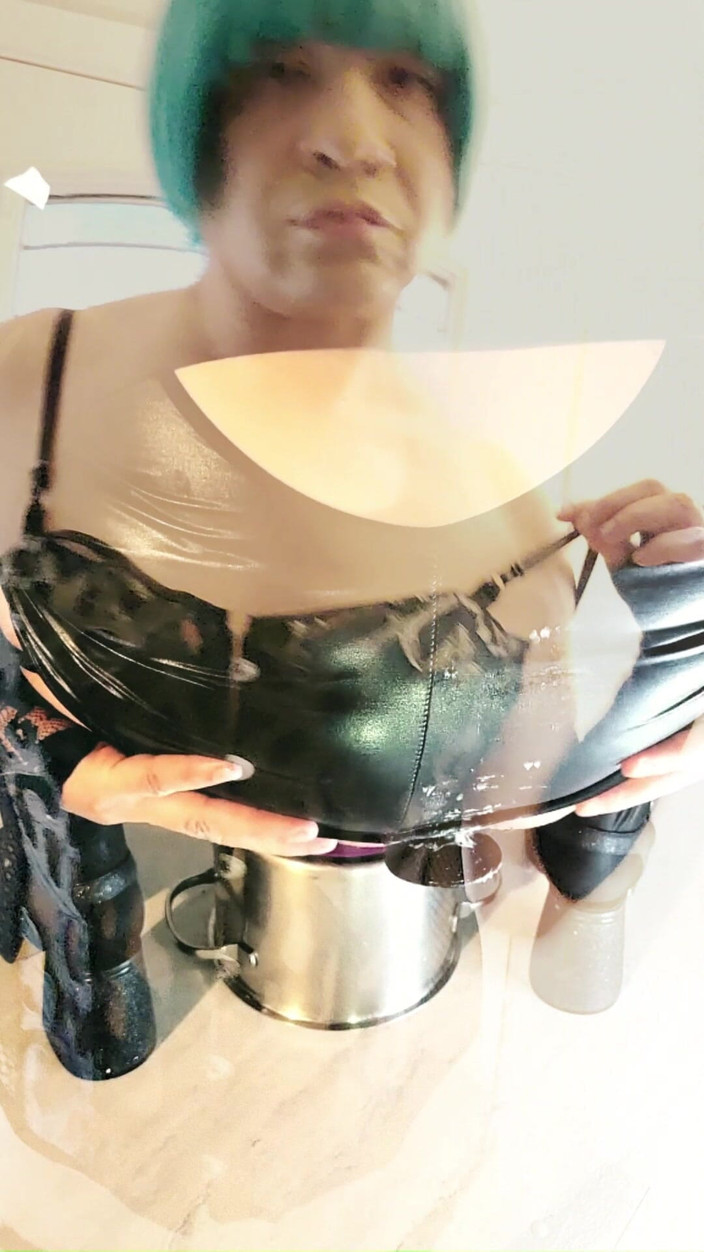 kandiKane: Sexy tranny Kandi dostane její zadek ošukaný tlustým fialovým robertkem