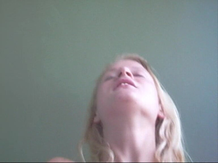 Blondehexe: Sevimli kız balkonda yakalıyor