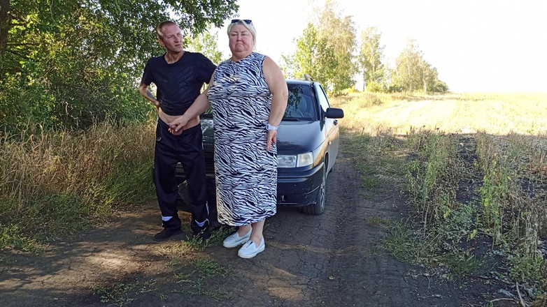 Zona901: 그는 자연에서 공개적으로 썼고, 그녀의 입에 이웃을 따먹고 정액으로 채웠다.