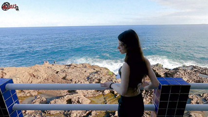 Dolls Cult: Mel strippt auf dem Balkon vor leuten