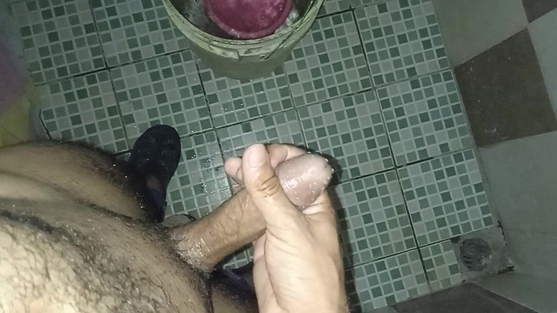 Cute boy jerks off: 男同自慰，想着从乡下去旅行的伴侣