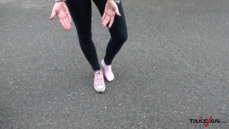 Take Van: Une fille avec des chaussures perdues trouve notre camionnette comme...
