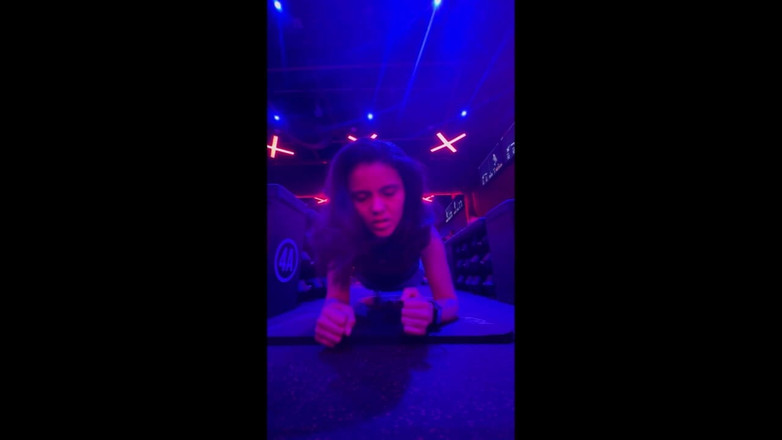 scarlettandc: Les Femmes Ont Chaud À La Salle De Sport Et Se...