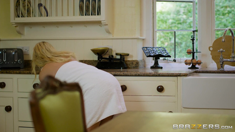 BRAZZERS: Brazzers - amber deen किचन में कैटरर को चोदती है ताकि वह उसे डिनर पार्टी में आने के लिए मनाए