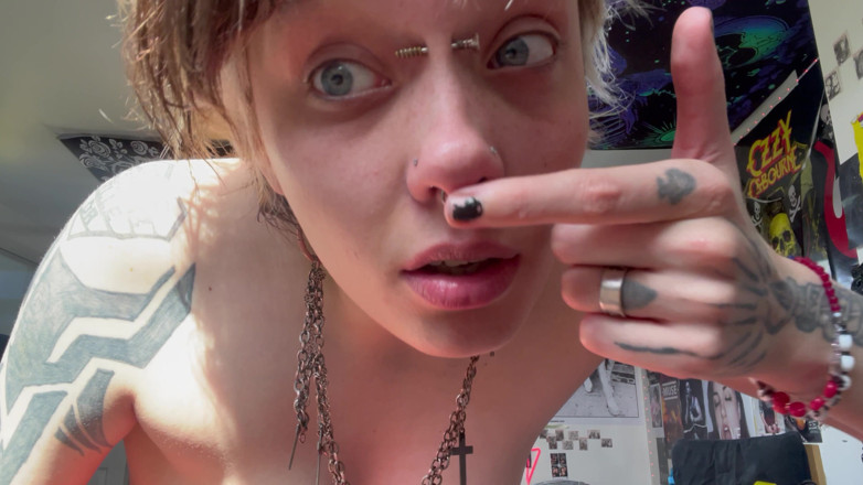 Glitterqueen1999: Sem maquiagem gótica menina faz você adorar seu nariz ao...