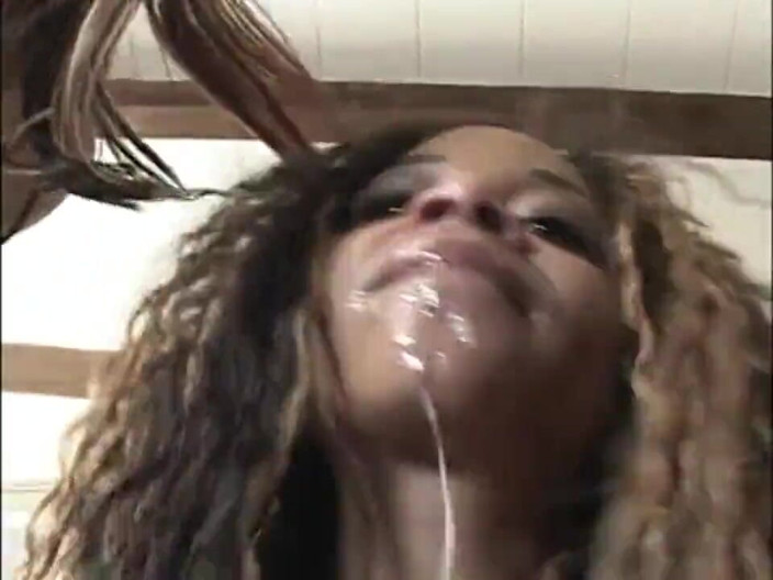 Africans Orgasm: 쓰리섬 파티를 즐기는 거유 흑인 레즈 애널 딜도