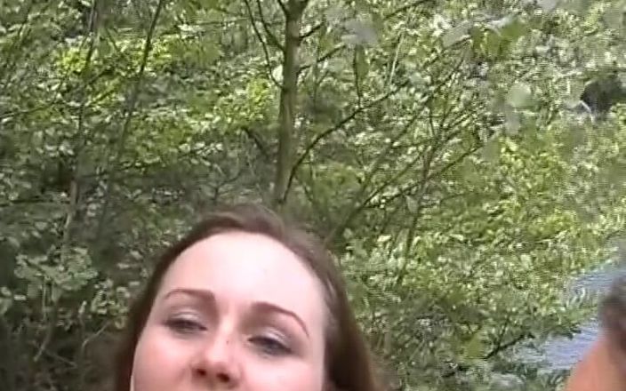 Porno kino: Amatör Alman kızlar açık havada bir yarak emiyor