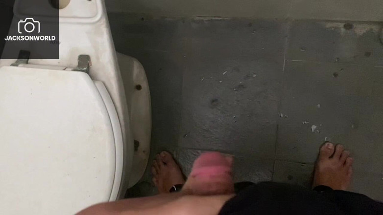 Jackson World: 在浴室里的私人时刻被抓包