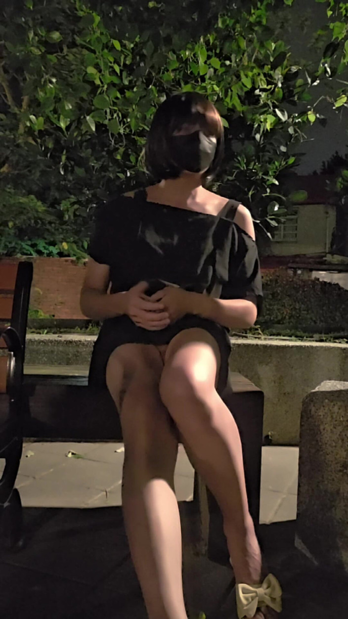 Taiwancdgirl: La mignonne pseudo-fille Tingxuan chevauche deux godemichés dehors