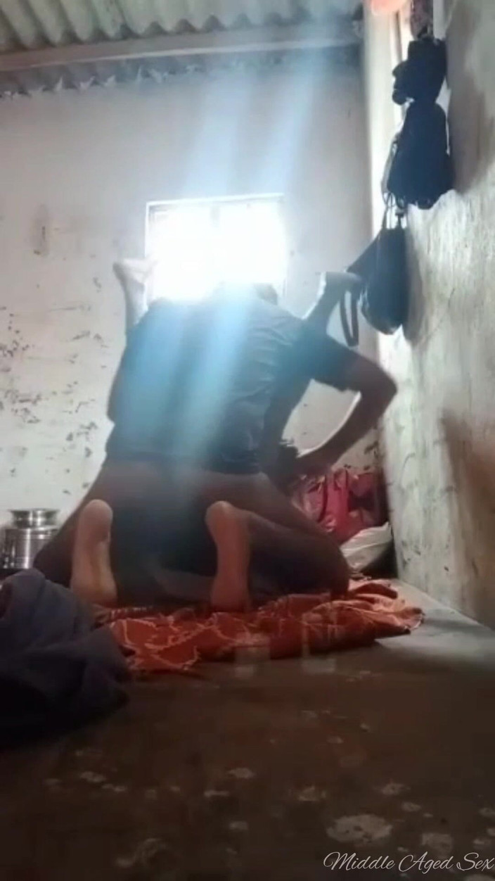 Middle Aged Sex: 在很长的缝隙性交我的泰卢固阿姨后