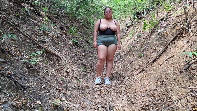 SugarPose: Gordas Latinas Se Exercitam Ao Ar Livre Com Seus Peitos...