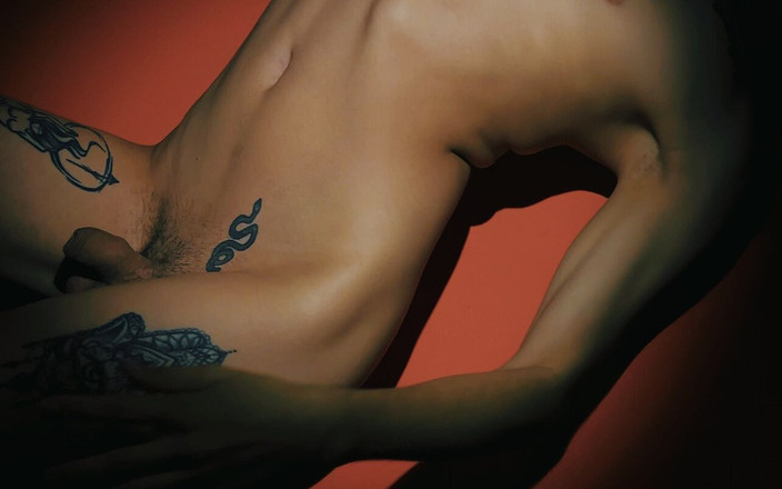 Artesensual: 令人耳目一新的夏日。Femboy半裸体在湖中央，独自和热辣