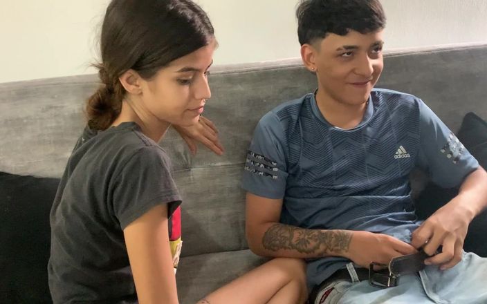 TUflacasex123: Zu hause mit meiner stiefschwester zu spielen endet am ende...