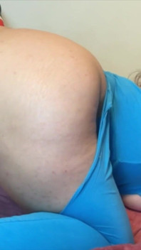 UNE CAM GIRL AU CUL ROND DEVIENT FOLLE DEVANT LA CAMÉRA ! Éjaculation incroyable ici !
