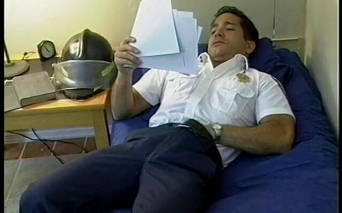 Gays Case: Doi pompieri atârnă devin uimitori în cap într-un sex în patru