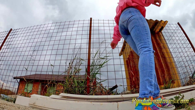 Pee Adventures: Buitenshuis pissen door haar spijkerbroek