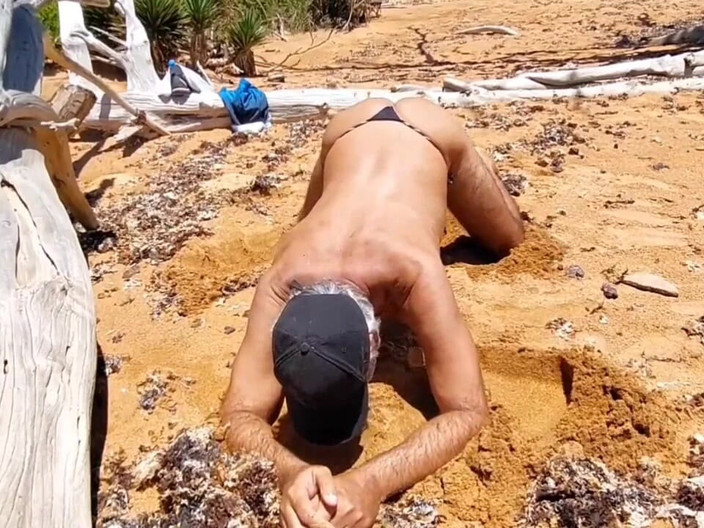 Ladysilvas: ビーチでセクシーなパンティ姿のレディシルバが熱いお尻を見せる