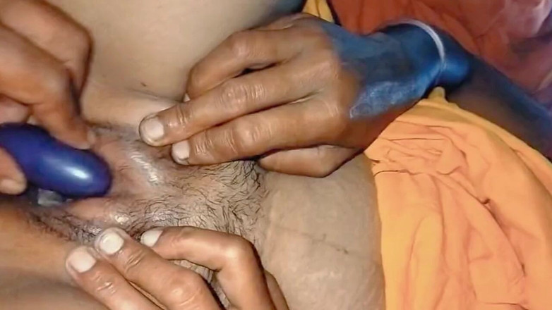 Boyfriend: Bini desi India dikongkek suaminya.