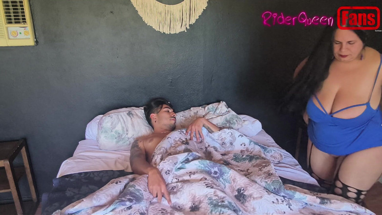 Riderqueen: Grandota milf madrastra en cama por hijastro - video completo para...
