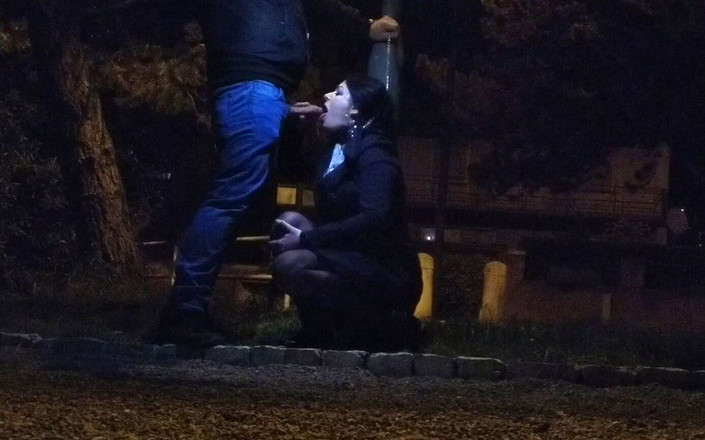 Toilet Mommy: Смокче член під нічним світлом