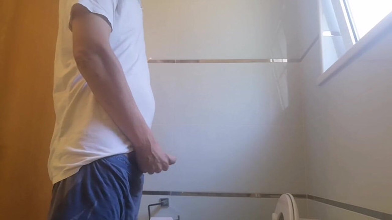 Rafael Torreano: Un tip sexy prins pișându-se și masturbându-se