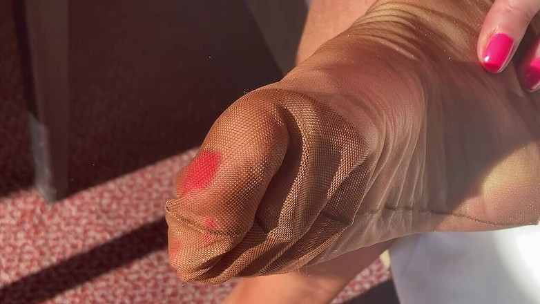 Mr MF: Sra. Pés Maduros em Cinta Branca e Meias rht