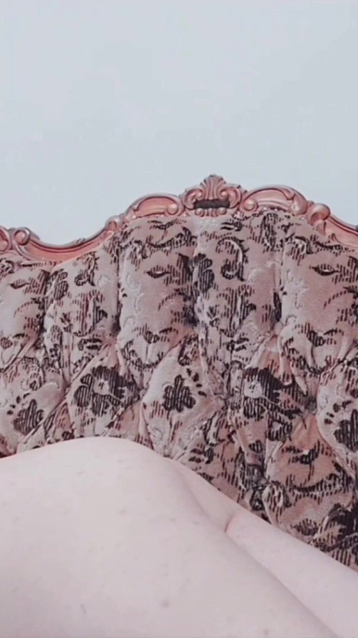 Kitty_Cross: Travestit seducător care își expune corpul curbele ca o zeiță