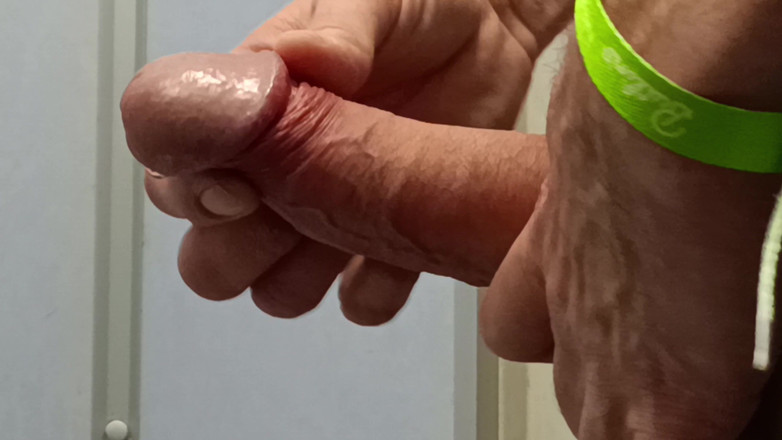 Rockardglans: Banheiros públicos mijando, masturbando, gozando de perto usando jeans - Rockard...