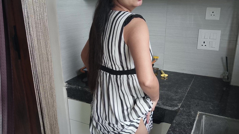 Saarabhabhi6: सेक्सी भारतीय सौतेली बहन किचन में अपने सौतेले भाई के साथ हार्डकोर हॉट सेक्स