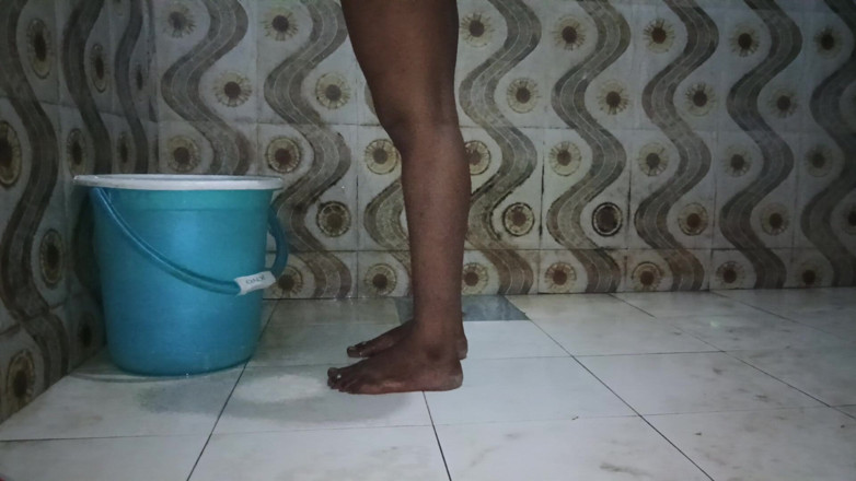 Hot Tamil Couple: Indian Tamil Hot Wife Saranya Bath Show