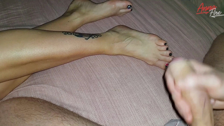 Anna Fire: 继子自慰并射在继母美丽的脚上