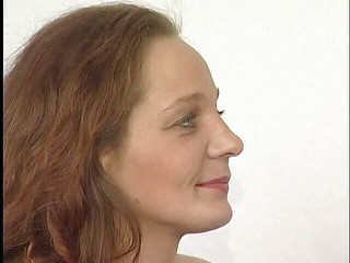 Lucky Cooch: MILF membentangkan kakinya untuknya dan mengambil mainan besar di dalam