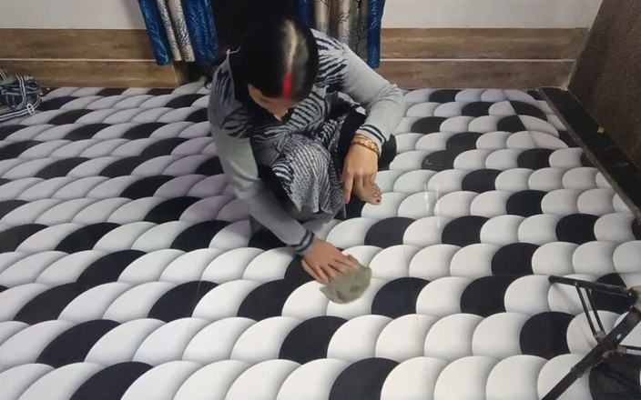 Pyaripooja22: La bella cameriera è venuta a pulire la stanza e il...