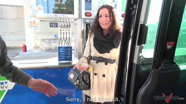 Take Van: Gerettete frau an der tankstelle