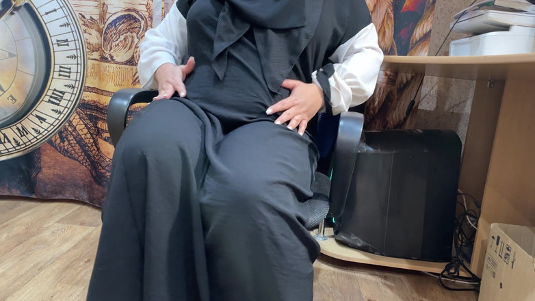 Lux Eva: 观看色情片并自慰阿拉伯熟女