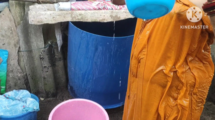 Anita yadav: Vợ nội trợ Ấn Độ tắm bên ngoài