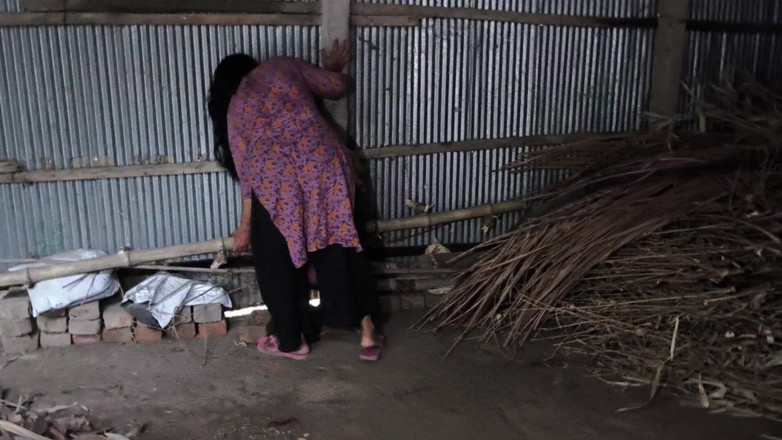 SAFI TV: 義理のいとこが家を掃除しているのが見え、私は彼女を後ろから抱きしめ、お尻で彼女をファックし始めました