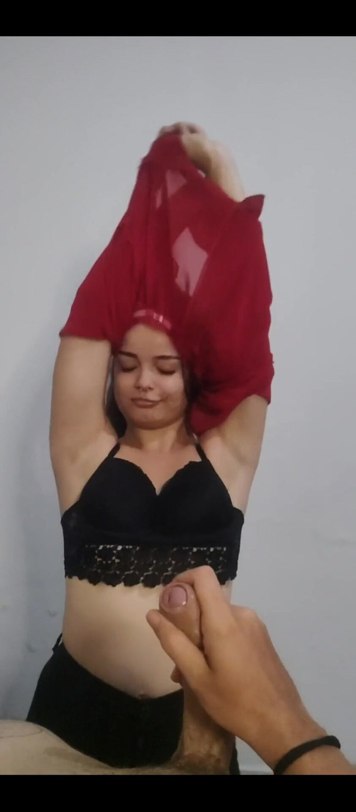 Debora Mendes: Berperan sebagai pacar penurut