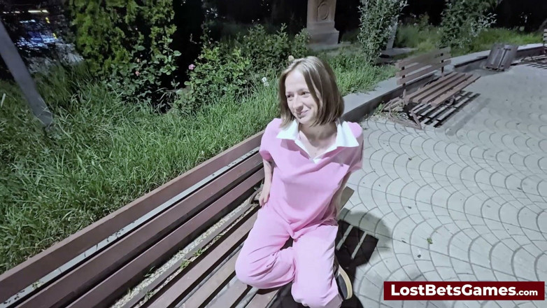 Lost Bets Games: Nancy और Dylan स्ट्रिप uno में ताजा ऊर्जा लाती हैं