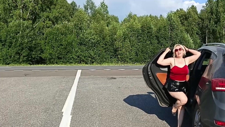 RedRoseRus: Sie Necken Die Fahrer Auf Der Autobahn
