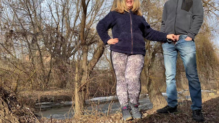 OurFetishLife: Schwiegermutter in leggings hält sanft meinen schwanz beim pissen und...