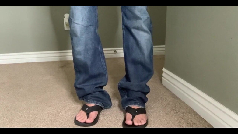 Jasons feet: 躺下，我的脚离你脸上还英寸远