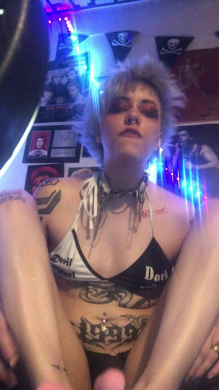 Glitterqueen1999: Fußanbetung, fetisch, goth mädchen, große füße, herrin, dominanz