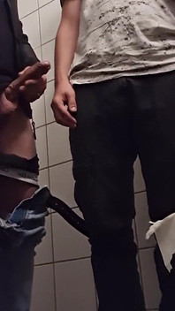 Foda-se'n Fumaça em um banheiro público