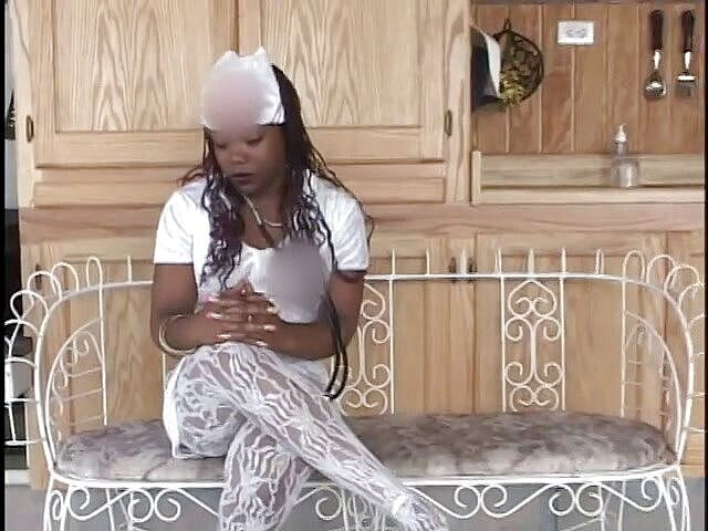 Hot and Wet: Подтянутая качок с огромным членом получает фигуристую черную медсестру, чтобы скакать на нем