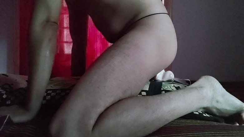 Slimmy_Sree: Mladá roztomilá gay jezdí na robertku nahoře a rychle