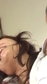 Reife asiatische MILf stöhnt wild von halsanbetung